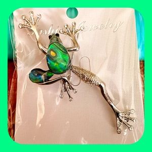 5/$25 new in package Silver Frog brooch w/ unique stone accent on back of frog